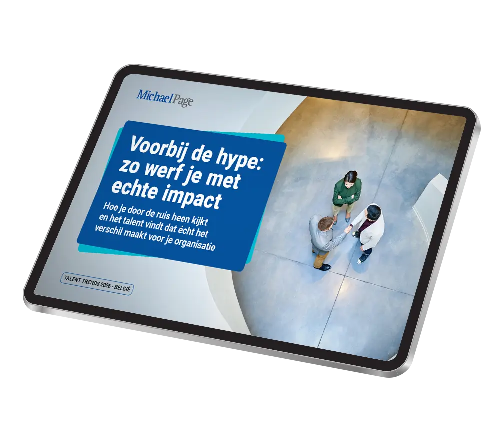 Afbeelding bij ‘Aanvullende talenttrends 2026’ met een tablet en een groep mensen in zakelijke kleding