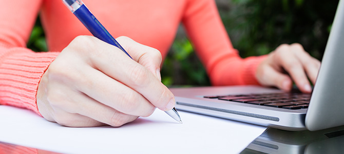 Une femme écrit une lettre