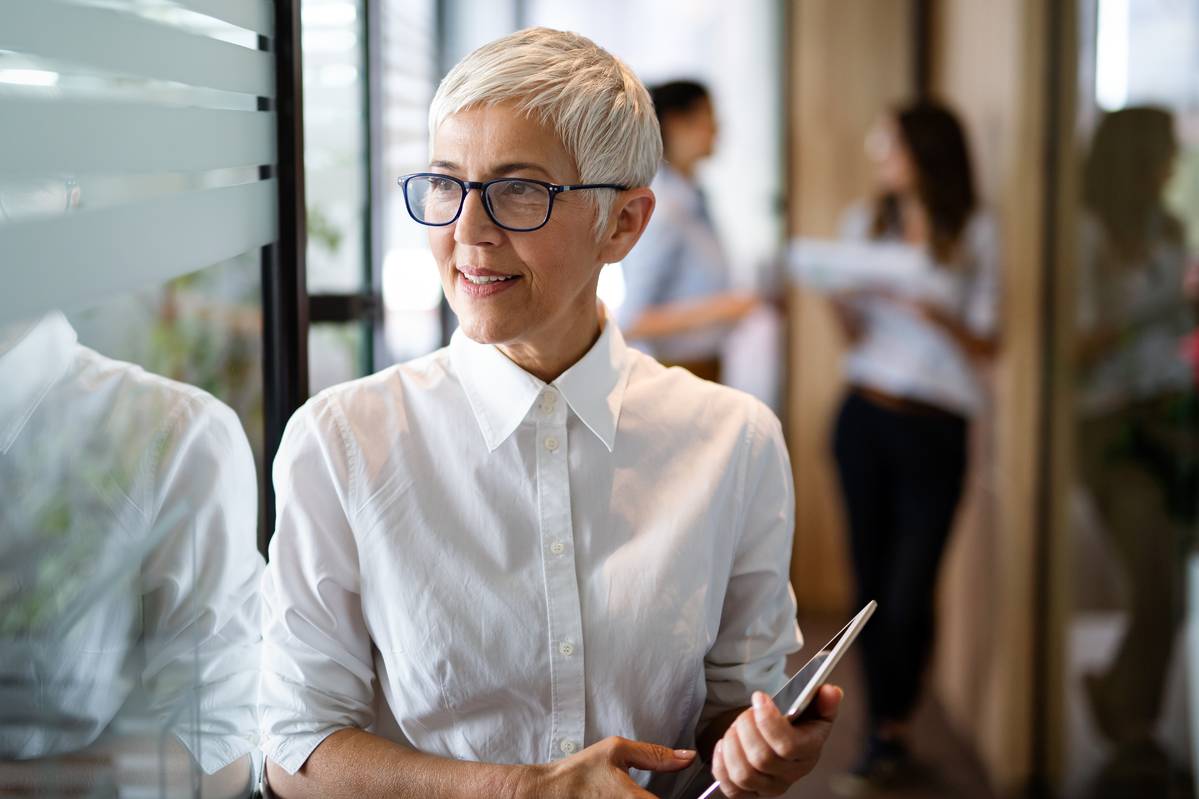 Vrouw met tablet in haar handen