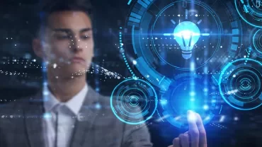 Man die met futuristische digitale interface werkt met gloeilamp pictogram.