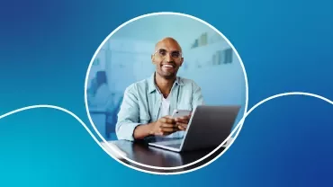 een man in zakelijke kleding met een tablet.