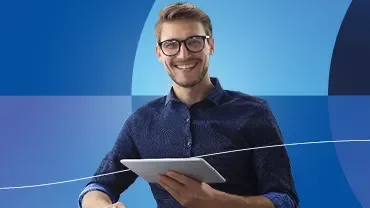 Bannière promotionnelle des guides salariaux 2026 avec un homme souriant sur fond bleu.