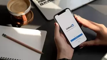 Een meisje aan haar bureau dat inlogt op haar LinkedIn-profiel.