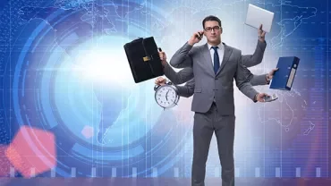 Zakeman multitaskt met vier armen en houdt verschillende items vast tegen een digitale wereldkaart.