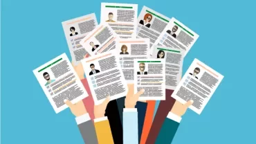 Illustratie van verschillende handen met cv's op een blauwe achtergrond.