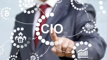 Persoon in pak wijst naar CIO-pictogram omgeven door digitale pictogrammen.