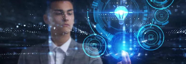 Man die met futuristische digitale interface werkt met gloeilamp pictogram.