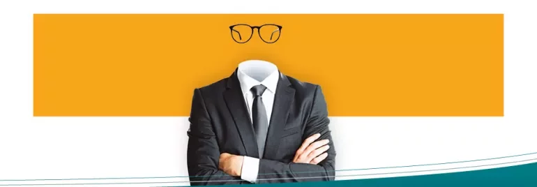 Costume sans tête avec lunettes sur fond orange.