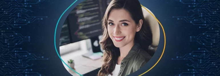 Vrouw glimlacht naar een computer, omgeven door circuitgrafieken.