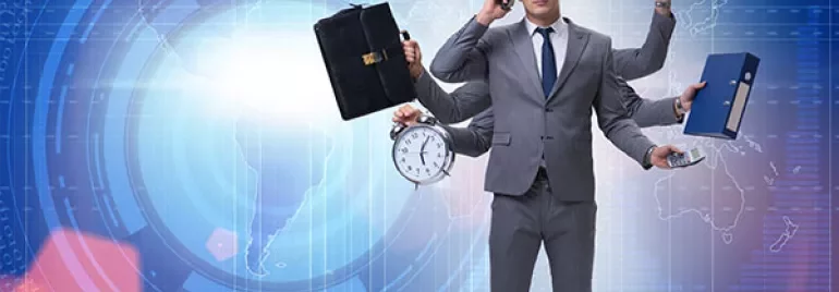 Zakeman multitaskt met vier armen en houdt verschillende items vast tegen een digitale wereldkaart.