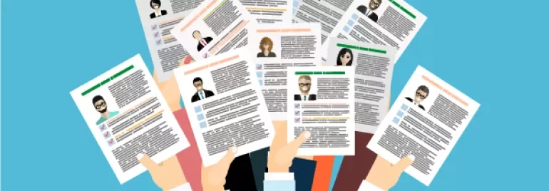 Illustratie van verschillende handen met cv's op een blauwe achtergrond.