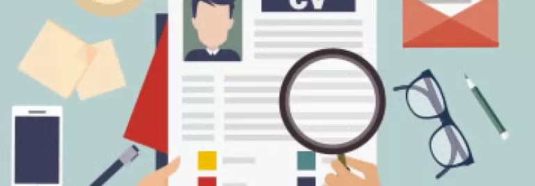 Mains tenant un CV avec une loupe à côté.