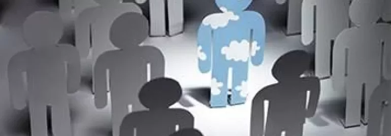 Papieren silhouetten met één figuur met wolkenpatroon die opvalt.
