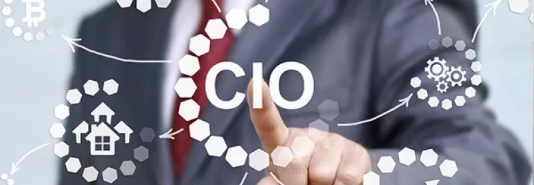 Persoon in pak wijst naar CIO-pictogram omgeven door digitale pictogrammen.
