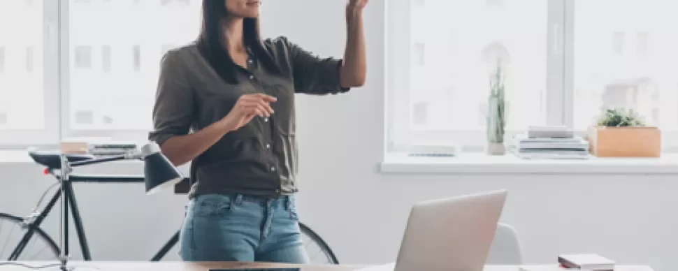 Femme utilisant un casque VR dans un bureau moderne.