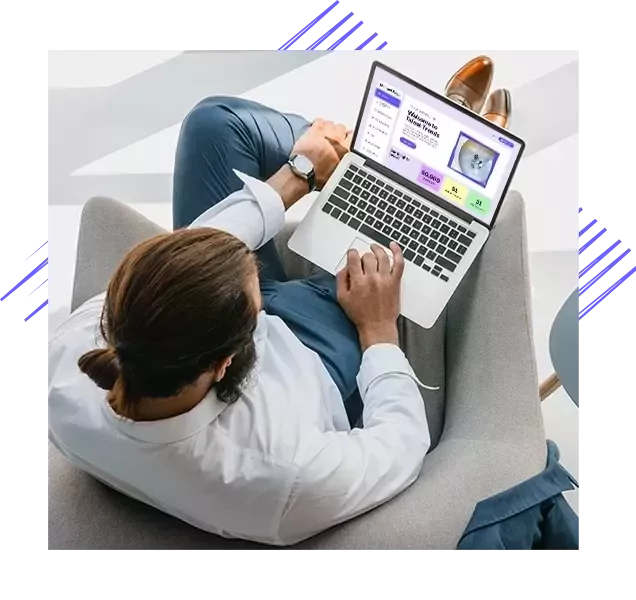 un homme avec un ordinateur portable utilisant l'outil Talent Trends 2026