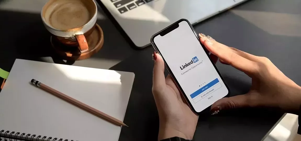 Een meisje aan haar bureau dat inlogt op haar LinkedIn-profiel.